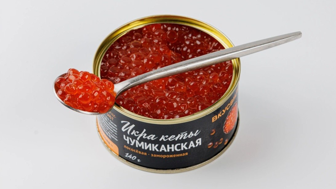 Чумиканская икра стала официальным брендом Роспатент зарегистрировал географическое указание Икра Чумиканская сделав продукт первым официальным брендом Хабаровского края и четвёртым рыбным деликатесом Дальнего Востока в национальном реестре Производство сосредоточено в селе Чумикан на устье реки Уда где воды чисты а природа почти не затронута промышленностью Право на бренд получила компания ООО Сонико Чумикан которая занимается промыслом лосося и выпуском икры В декабре предприятие официально подтвердило исключительные права на использование названия Для икры используют кеты горбушу кижуча нерку и симу Все этапы производства строго контролируются а готовая продукция проходит проверку на качество и безопасность Добавление Икры Чумиканской расширяет список дальневосточных продуктов с географическими указаниями в который уже входят Олюторская сельдь Камчатская нерка и Сахалинская сушёная морская капуста Это усиливает узнаваемость региональной продукции и помогает продвигать её на внутреннем и зарубежном рынках