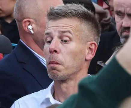 Победивший на выборах в Венгрии Петр Мадьяр выступает против поставок оружия Украине и ускоренного вступления Киева в ЕС пишет издание Politico При этом он хочет иметь хорошие отношения с Брюсселем и вероятно разблокирует кредит в 90 млрд евро Мадьяр пообещал вынести вопрос поддержки Украины на референдум что может привести к остановке процесса учитывая многочисленные антиукраинские настроения в венгерском обществе