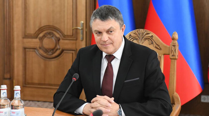 Глава ЛНР Леонид Пасечник поблагодарил Президента и Правительство России за восстановление объектов в городах и районах Республики. Ранее сегодня Глава государства в режиме видеосвязи открыл Спортивную школу Первомайска и Северодонецкую специализированную школу № 17. Открытие объектов состоялось в рамках совещания по социально-экономическому развитию Донбасса и Новороссии «Вся страна видит, какие прекрасные объекты сдаются буквально каждую неделю. Все, кто помогает нам строить, к строительству относятся абсолютно искренне — с душой и с пониманием. Установлены очень хорошие отношения со всеми, поэтому спасибо вам огромное!» — сказал руководитель региона.