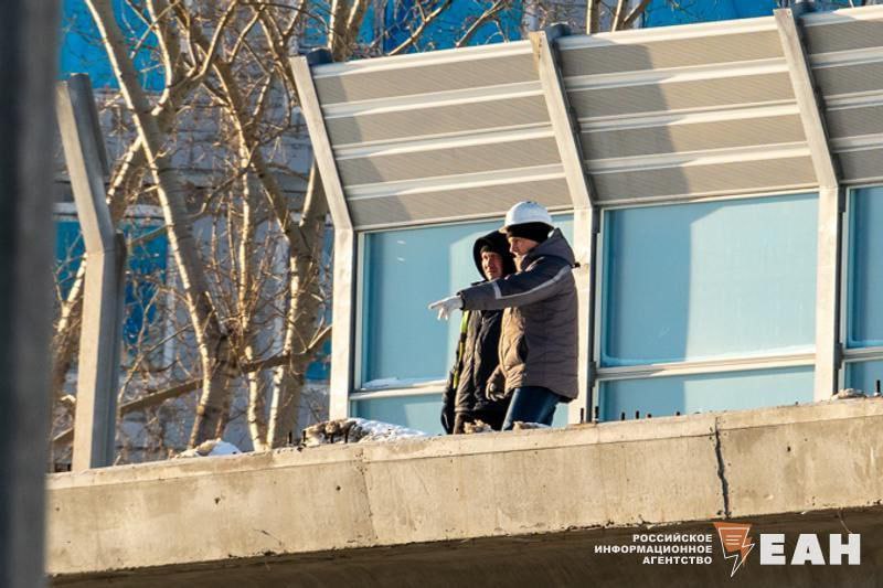 Уральские рабочие массово меняют заводские цеха на стройки Свердловская область переживает кадровый бум в строительстве в то время как промышленные предприятия региона теряют работников Ученые УрО РАН говорят о структурных изменениях на рынке труда а не о кризисе По данным Института экономики УрО РАН за первое полугодие 2025 года в промышленности округа стало на 23 8 тысячи человек меньше Свердловская область отличилась потеряв 11 7 тысячи промышленных рабочих Зато строительный сектор региона пополнился на 6 тысяч человек Это один из способов сохранить компетентные кадры привести затраты в соответствие с текущими экономическими условиями комментирует ситуацию директор Института экономики УрО РАН Юлия Лаврикова намекая на вынужденные сокращения рабочих недель на некоторых предприятиях Таким образом пока одни заводчане ищут новую работу строительные компании радуются притоку кадров Эксперты отмечают общий тренд к охлаждению экономики в части не связанного с оборонзаказом производства EanNews