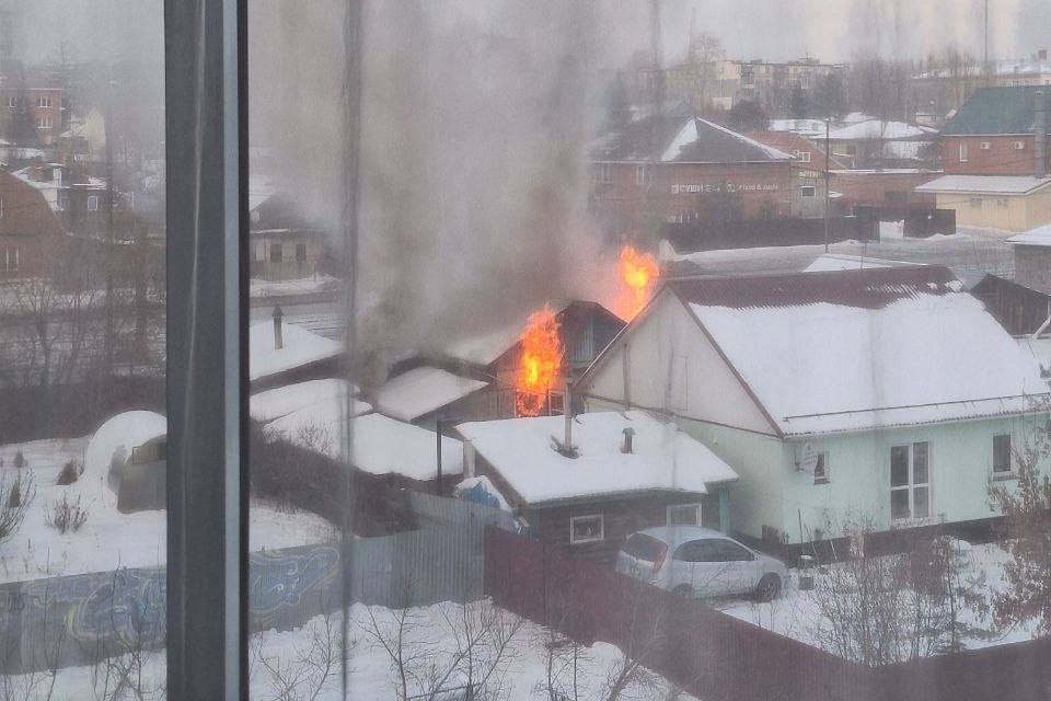 На северо-западе Челябинска при пожаре в частном доме погибла женщина. Дом в частном секторе на проспекте Победы загорелся сегодня около 16:30. Вызвавшие экстренные службы очевидцы сообщили КП-Челябинск, что высота пламени достигала, ориентировочно, пяти этажей. Когда начался пожар, сосед перепрыгнул через забор, забежал в соседний с этим участком дом и успел вытащить оттуда детей, потом еще пять-семь человек подтянулись, начали помогать, выкатили с участка машину, — рассказала нам читатель. К сожалению, не обошлось без жертв: как сообщили в МЧС, из горящего дома вынесли 60-летнюю женщину, которая была без сознания, но реанимировать ее не удалось, она скончалась. Пожарные также вытащили из опасной зоны газовый баллон, больше на момент пожара никого в доме не было, уточнили в чрезвычайном ведомстве. По предварительным данным причиной пожара могло послужить короткое замыкание электропроводки.