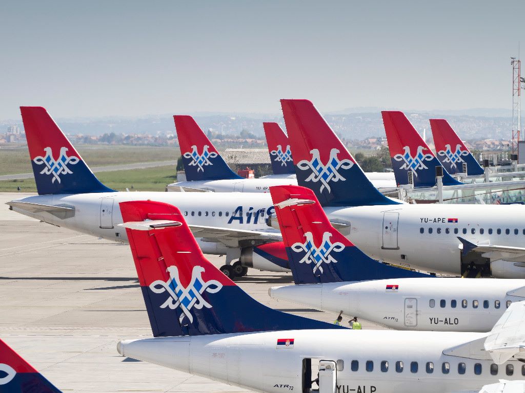 Air Serbia приостановит рейсы в Казань и Сочи  По данным системы бронирования Air Serbia, последний в зимнем расписании рейс в Белград из Казани будет выполнен 19 января, из Сочи – 20 января.    Официальных заявлений по поводу приостановки рейсов в Казань и Сочи сербская авиакомпания не делала.   В расписании Air Serbia по-прежнему остаются рейсы из Белграда в Москву и Санкт-Петербург.  В январе билеты из Москвы – от 37 тыс. руб. в одну сторону, из Петербурга – от 41,7 тыс. руб. в одну сторону.