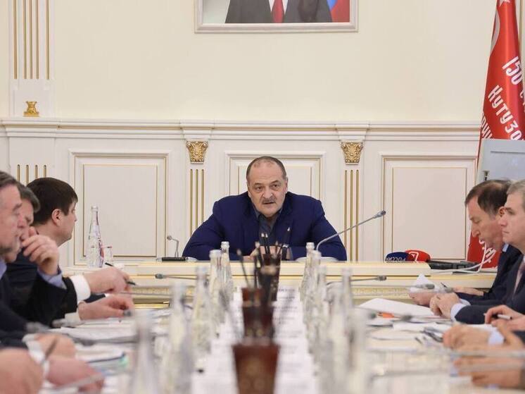 Глава Дагестана встретился с обманутыми дольщиками АР Групп которая в течение нескольких лет продавала квартиры в Махачкале с многочисленными нарушениями закона По предварительным данным жертвами мошеннических схем застройщика стали около двух тысяч человек Гендиректор компании Хадижат Гаджиева задержана возбуждены уголовные дела В ходе встречи Меликов перечислил системные нарушения выявленные правоохранительными органами Среди них сомнительная регистрация земельных участков отсутствие договоров на технологическое присоединение домов к коммунальным сетям несоблюдение градостроительных норм отсутствие инсоляции придомовых территорий детских площадок и пандусов для маломобильных граждан Кроме того установлены случаи продажи одной и той же квартиры нескольким покупателям