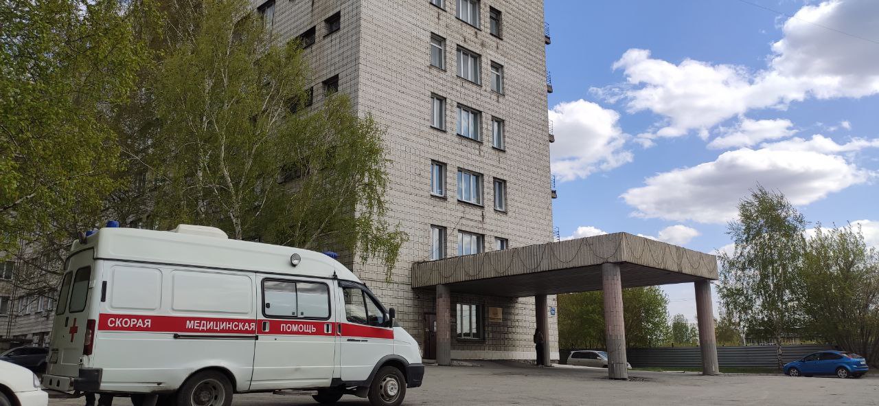 В Октябрьском районе Новосибирска из окна 7-го этажа выпала маленькая девочка   От полученных травм ребёнок скончался в больнице.  Трагедия случилась днём 2 августа. Девочка находилась дома с родителями, но на некоторое время осталась без присмотра. В этот момент она залезла на подоконник и упала из окна. Медики доставили её в больницу в экстренном порядке, но спасти ребёнка не удалось, сообщили в Следственном управлении СКР по Новосибирской области.  По факту происшествия начато уголовное расследование по статье «Причинение смерти по неосторожности».  Фото: Горсайт     Прислать новость