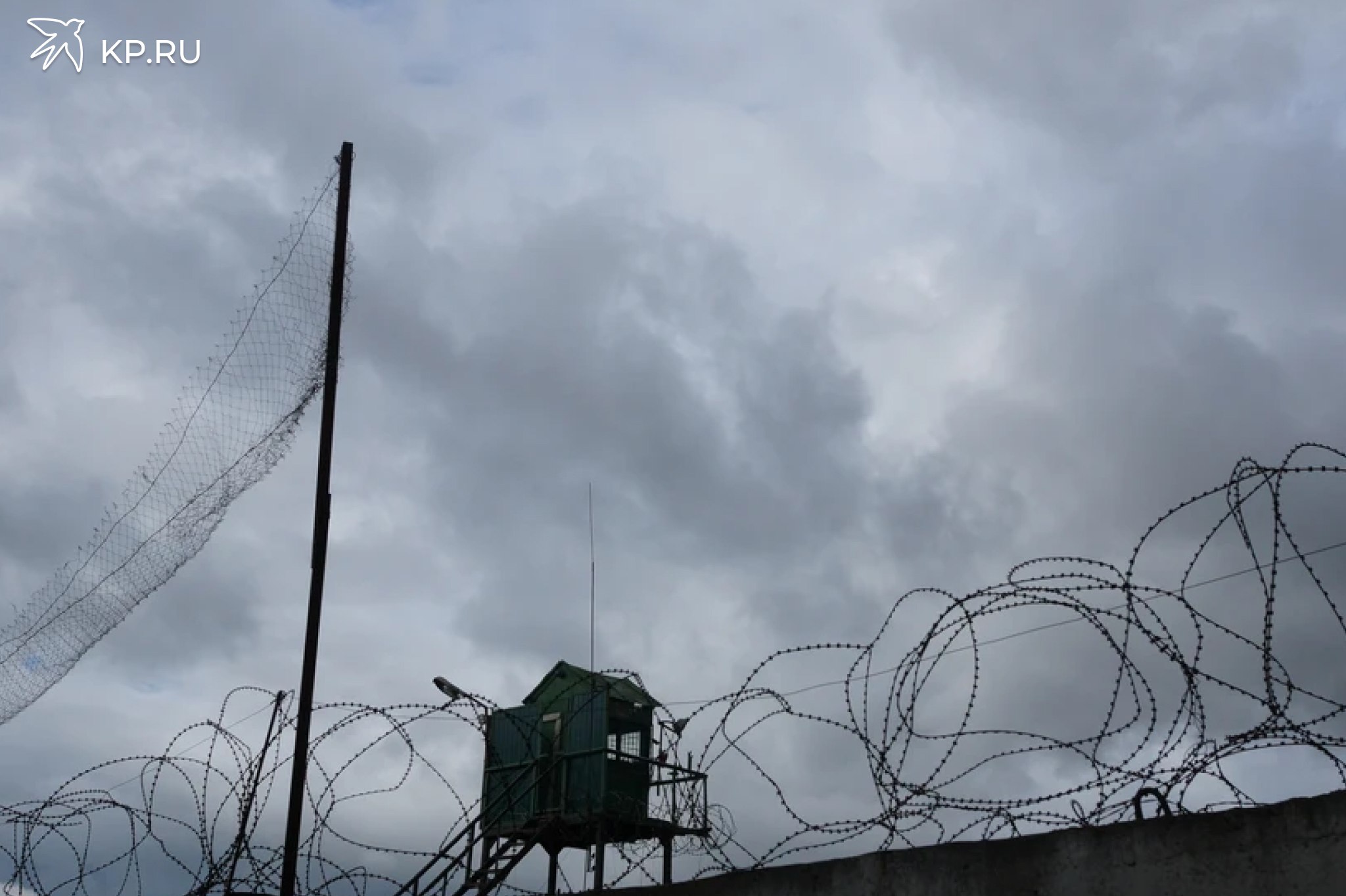 В Воронеже двое молодых людей ограбили пенсионера во дворе жилого дома Ночью во дворе жилого дома на Московском проспекте произошло ограбление. К 65-летнему мужчину, сидевшему на лавочке, подошли двое молодых людей. Между пенсионером и этими субъектами произошел словесный конфликт. Пожилой человек попытался уйти, но приставшие к нему незнакомцы догнали его, избили и похитили сумку. Внутри нее лежали деньги и ювелирное изделие, стоившие в общей сложности 245 тысяч рублей. Полицейские, к которым обратился ограбленный мужчина, оперативно установили личности грабителей. Ими оказались двое воронежцев 20 и 22 лет. Молодые люди признались, что сдали ювелирное изделие в ломбард, а деньги поделили между собой и уже потратили. Возбуждено уголовное дело по статье 161 УК РФ «Грабеж». Максимальное наказание, грозящее преступникам, - семь лет лишения свободы. Грабителей задержали, сейчас они находятся в изоляторе временного содержания, - сообщили в региональном ГУ МВД.