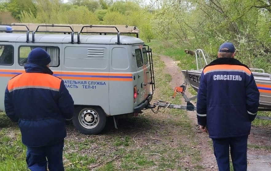 В Курской области спасатели вытащили из водоема тело 65-летнего мужчины  18 ноября спасатели получили сообщение о происшествии на воде в Тимском районе. На место отправились сотрудники МЧС, полиции и скорой медицинской помощи.   На месте они выяснили, что на местном водоеме было найдено тело 65-летнего мужчины.   В ГУ МЧС России по Курской области призывают курян соблюдать все меры безопасности при посещении водных объектов.   Фото: ГУ МЧС России по Курской области  Курская Telega / Прислать новость