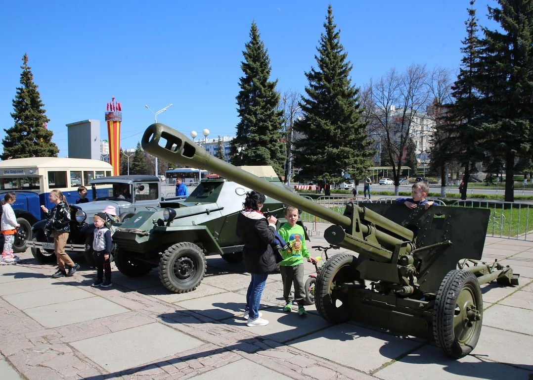 Техника вне времени В Уфе в рамках празднования 80-летия Победы в Великой Отечественной войне будет представлена выставка военной техники и ретро-автомобилей С 14:00 8 мая Развернется на 2 локациях – перед Русским драматическим театром и на площади им. Ленина Всего будет представлено порядка 4 5 ед техники. Среди них – мотоцикл М-72 с пулемётом, боевая машина БМ-13 «Катюша», бронеавтомобиль БА-64 и другие Ознакомиться с техникой горожане и гости столицы смогут до завершения праздничных мероприятий 9 мая ℹ Напомним, до 12 мая на площади им. Ленина работает уникальная передвижная выставка трофейной техники НАТО «Сила V правде – гордость и Победа». В её рамках представлены 1 0 ед бронированной гусеничной и колесной военной техники западного производства
