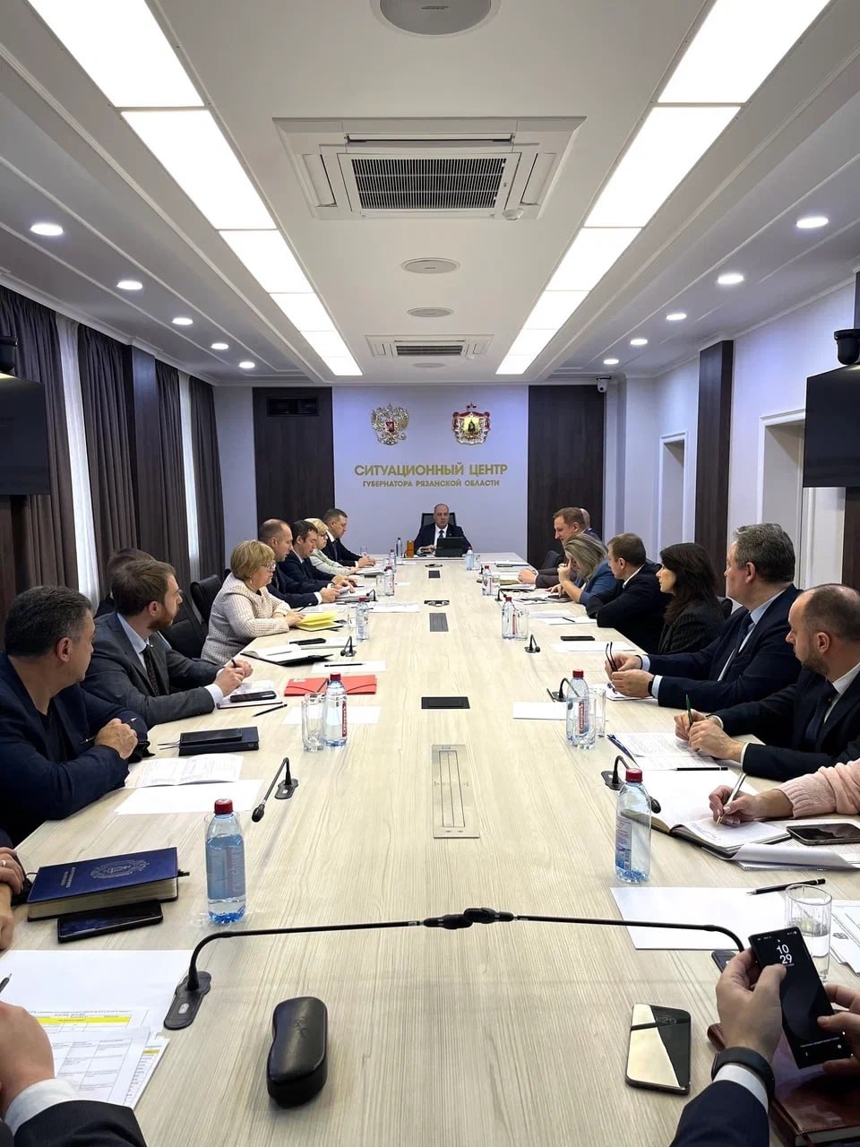 Вице губернатор Артём Бранов отметил что в целом в регионе проведена серьёзная работа по модернизации коммунальной инфраструктуры благоустройству дорожному строительству В городе остаются незавершёнными два объекта теплосетей подрядчики закончат работы в ближайшее время Бранов сообщил что из за недобросовестных подрядчиков завершение ряда объектов в строительстве пришлось перенести на следующий год но все объекты находятся под постоянным контролем и будут достроены