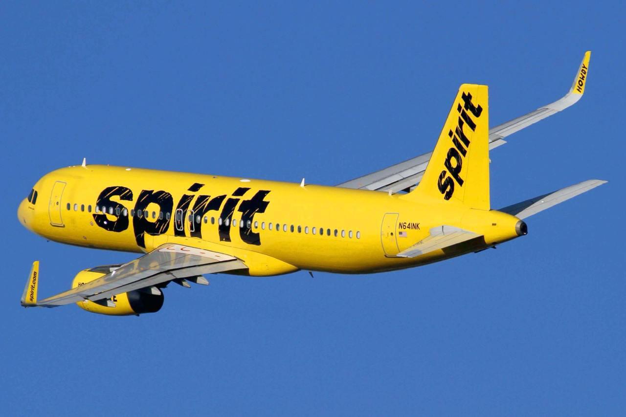 Кризис Spirit Airlines массовые увольнения и сокращение рейсов Американский ультралоукостер Spirit Airlines недавно снова подавший заявление о банкротстве объявил о радикальном сокращении полётной программы и штата Уже в ноябре перевозчик урежет количество рейсов на 25 по сравнению с прошлым годом а с декабря отправит в вынужденный отпуск около 1 800 бортпроводников почти треть от общего числа Весной 2025 года компания уже пыталась реструктурировать долги и привлечь капитал однако убытки продолжили расти Основными причинами называется рост затрат на персонал аренду и топливо а также снижение спроса на перелёты в сегменте туризма Сокращение программы позволит снизить эти расходы сосредоточив ресурсы на ключевых маршрутах При этом Spirit заверяет что расписание билеты и программа лояльности Free Spirit для пассажиров останутся без изменений Профсоюзы называют происходящее разрушительным а конкуренты уже используют ситуацию United отказалась от возможной покупки активов Spirit тогда как Frontier активно заходит на освободившиеся рынки    AviaNews