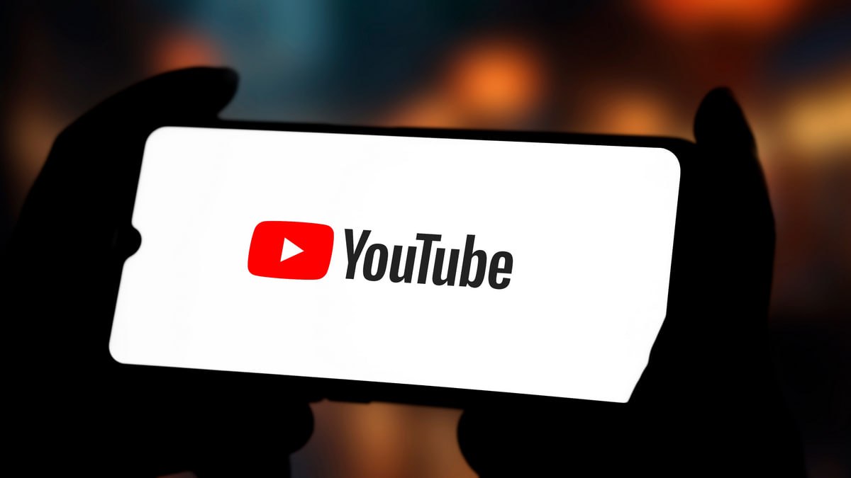 YouTube разрешил авторам контента использовать больше нецензурной лексики  Видеохостинг YouTube разрешил в полном объёме монетизировать ролики, которые содержат ненормативную лексику в первые семь секунд после начала, поделился руководитель отдела монетизации компании Конор Кавана.   Ранее подобные видео приносили лишь ограниченный доход от рекламы.  1   DevHub