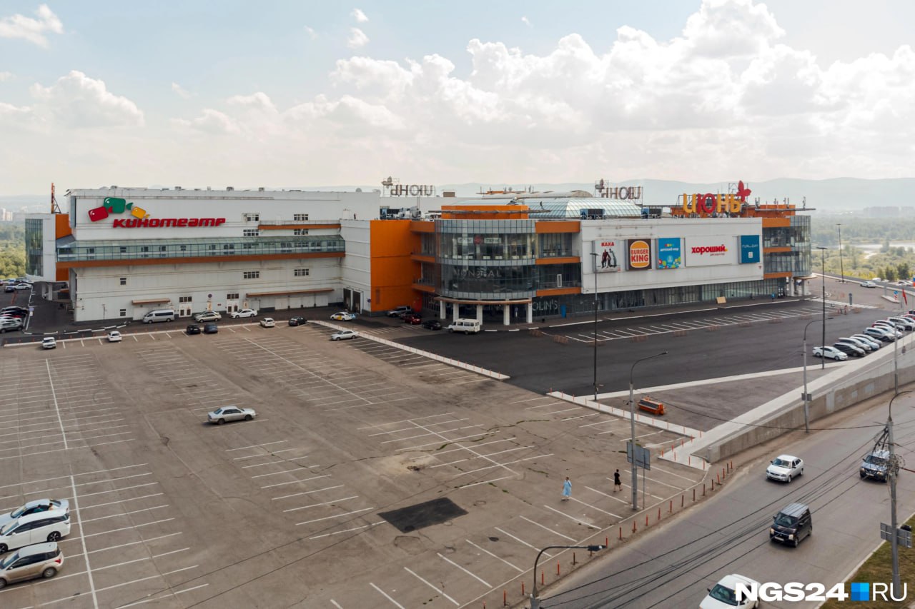 Красноярский ТРЦ Июнь продали за 1 9 миллиарда По словам источника ngs24 krsk новые собственники Июня владельцы самаро петербургской сети торговых центров товаров для дома Кубатура К началу 2026 года Июнь перепрофилируют в специализированный мебельный комплекс Кубатура Со слов источника это будет торговый квартал с магазинами мебели отделочных материалов и товаров для дома и декора Первый шаг к этому сделали еще предыдущие собственники когда открылся мебельный гипермаркет Hoff летом 2024 го Новый комплекс разделят на зоны с пулами магазинов определенного направления мягкая мебель кухни корпусная мебель свет напольные покрытия обои двери сантехника и плитка бытовая техника камины и прочее Также в комплексе будут детская зона фитнес клуб бистро и конференц зал Кинотеатр Мори Синема и клуб Бэйкер стрит продолжат работать ngs24 krsk