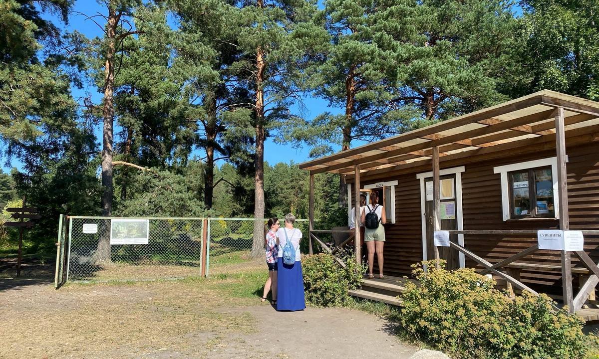 #Карелия #безопасность    Администрация петрозаводского Ботанического сада прокомментировала ситуацию с клещами после того, как на их территории была укушена женщина. Это случилось в минувшие выходные и клещ был заражен тремя видами инфекций.  По информации Ботсада, плановая обработка проводится ежегодно. В этом году 8 мая были обработаны территории всех экспозиций сада, база практик студентов, смотровая площадка урочища «Чертов стул», дороги на входной части природной территории сада.   — Обработка не может гарантировать полную стерильность, так как вокруг лес, разными путями клещи могут попадать на обработанные территории. Просим соблюдать индивидуальные способы защиты — закрытую светлую одежду, регулярный самоосмотр, обработку спреем от клещей. Выбирайте для прогулки открытые участки, дорожки, территории со скошенной травой. Будьте внимательны, берегите себя,  — сообщили в Ботсаду.
