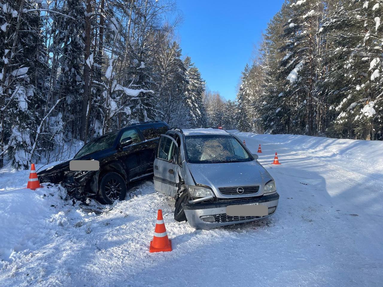Два человека пострадали в ДТП на автодороге Порошино Сидоровка Здесь столкнулись Опель под управлением 28 летнего молодого человека и Тойота Ленд Крузер под управлением 62 летнего мужчины В результате происшествия были травмированы 25 летний пассажир Опеля и 63 летняя пассажирка Тойоты