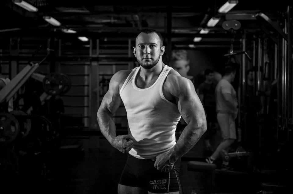 Хотел набрать 25 кг на фастфуде в Оренбурге у молодого блогера и фитнес тренера во сне остановилось сердце Такой челлендж 30 летний Дмитрий Нуянзин устроил для своего новогоднего курса по похудению чтобы сжигать калории вместе с клиентами Яркие видео Дмитрия смотрели тысячи людей которые вдохновлялись им и шли заниматься в спортзал Тренер помогал оренбуржцам и лично в свои соцсети он часто выкладывал каких результатов добились его ученики Каким оренбуржцы запомнили Дмитрия Нуянзина читайте на ORENBURG KP Фото соцсети Дмитрия Нуянзина