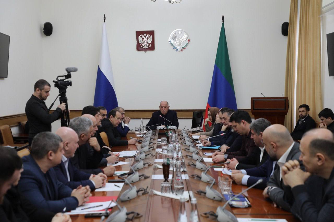 Минэнерго обеспечит оперативное информирование населения о ходе восстановительных работ на объектах энергоснабжения Ситуацию с энергоснабжением обсудили в ходе совещания с членами Правительства под руководством Абдулмуслима Абдулмуслимова Как сообщалось ранее из за ухудшения погодных условий отключения затронули 13 муниципальных образований Дагестана Абдулмуслим Абдулмуслимов отметил работу Минэнерго Дагестана которое в период новогодних праздников усилило контроль обеспечило регулярное проведение оперативных штабов с муниципалитетами с точечной отработкой и принятием мер по ликвидации аварий в каждом населенном пункте Абдулмуслим Абдулмуслимов поручил продолжить работу совместно с Дагэнерго в таком же темпе Министерство информирует население о проведении восстановительных работ на своем официальном канале оперативна информация также на канале Дагэнерго