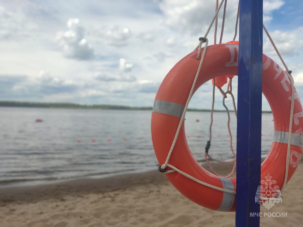 С начала купального сезона в регионе произошло 40 происшествий на воде   С 1 июня 2025 года в Самарской области произошло 40 происшествий на воде. В результате 28 человек погибли, среди них — 4 ребенка. 22 человека спасены.  Вчера, 4 августа, произошли два трагических инцидента.  Утром в Промышленном районе Самары из реки Волги очевидцы достали тело 59-летнего мужчины. Вечером того же дня в Сызрани спасатели вытащили из Волги утонувшего 72-летнего мужчину.   МЧС России в очередной раз напоминает:   выбирай для отдыха у воды только оборудованные пляжи, где дежурят спасатели;   не купайся в состоянии алкогольного опьянения — это опасно;   плохо себя чувствуешь — не заходи в воду;  не переоценивай свои силы: не заплывай далеко, не пересекай буйки;  если отдыхаешь с детьми — не отпускай их одних к воде, следи за ними постоянно.   Если произошла опасная ситуация:   Позови на помощь, привлеки внимание окружающих.   Звони по номеру 1 1 2    Безопасность начинается с тебя!