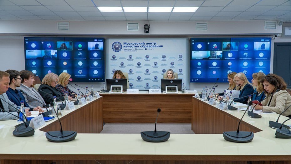 Общественники пересмотрели подход к профилактике курения у подростков В России предложили бороться с подростковым курением и вейпингом не путём запрета а просветительской работой С таким заявлением выступила директор Общественного Совета по проблеме подросткового курения Анна Сорочинская Сейчас количество подростков с опытом курения в России в возрасте 11 17 лет составляет 33 Причём вейпами пользуются 45 школьников 16 17 лет Необходимо создать целостную систему профилактики Законодательная база в целом сформирована но запрет не равнозначен убеждению Можно выделить три направления требующих усиления заявила Анна Сорочинская По её словам прежде всего важно продолжать разъяснительную работу в школах для этого разработан специальный цикл занятий Кроме того необходимы разговоры с родителями и конечно проявление ответственности со стороны продавцов Сегодня активности Совета охватывают 30 тыс магазинов в 30 регионах преподавателей в 8 субъектах федерации включая Москву и Петербург пресс служба МОО Общественный совет по проблеме подросткового курения Подписаться на ДП в Telegram MAX