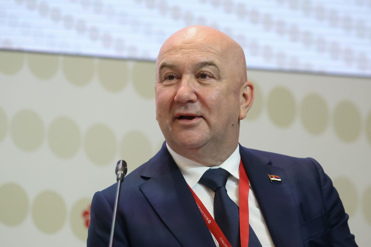 Сербия рассматривает возможность строительства АЭС Сербия рассматривает возможность строительства атомной электростанции. Об этом сообщил министр международных экономических отношений страны Ненад Попович в ходе сессии ПМЭФ-2025 «Мировой рынок ТЭК в поисках баланса между интересами производителей и потребителей», модератором которой выступил президент Ассоциации «Глобальная энергия» Сергей Брилев. По словам министра, необходимость строительства АЭС обусловлена прогнозируемым ростом потребления электроэнергии к 2050 году и стремлением к диверсификации энергетического баланса страны. «К сожалению, сегодня в Сербии нет собственной атомной электростанции, и мы с завистью смотрим на соседние государства, где такие объекты уже есть. И если мы хотим выжить как маленькая страна, мы должны построить атомную станцию, другой альтернативы нет», - заявил Попович.