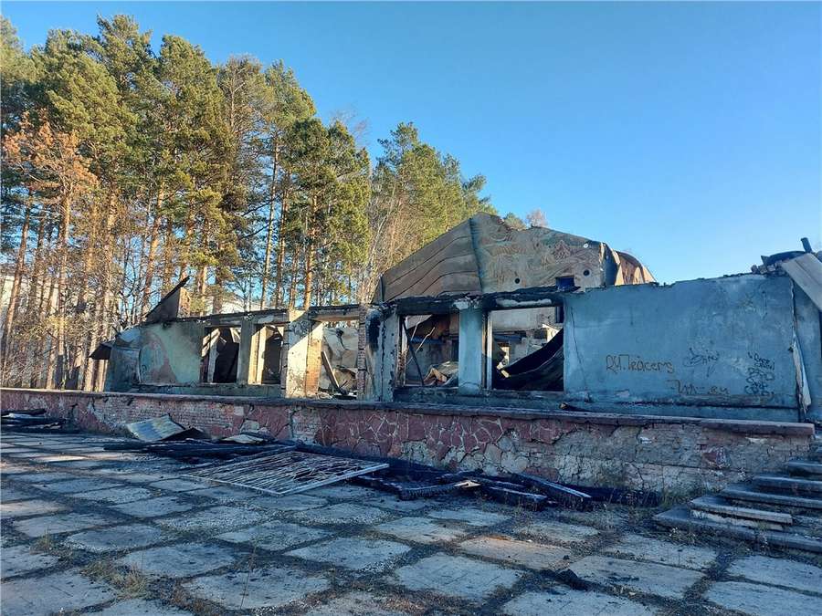 Здание бывшего клуба «Спутник» в Железногорске сожгли подростки  Виновниками пожара, в результате которого в Железногорске сгорело неэксплуатируемое более 20 лет здание бывшего клуба «Спутник», оказались двое подростков. Об этом сообщили в администрации закрытого города.  Все случилось 12 октября. Установлено, что во время вечерней прогулки по Парку культуры и отдыха приятели 10 и 13 лет решили погреться. Для этого они собрали мусор, пенопласт и подожгли его внутри здания. Огонь перекинулся на баннер, закрепленный на стене, затем распространился по крыше. Испугавшись, подростки убежали.  К приезду пожарных происходило открытое горение кровли «Спутника» по всей площади  около 600 кв. м. . Специалистам МЧС удалось не допустить распространения огня на соседние строения. Пострадавших нет.  Инспекторы ОДН и оперативники уголовного розыска установили личности несовершеннолетних хулиганов, которые признались в своем поступке. Выяснилось, что оба уже состоят на учете за совершение общественно-опасных деяний. Сейчас со школьниками и их семьями проводится профилактическая работа.  Newslab