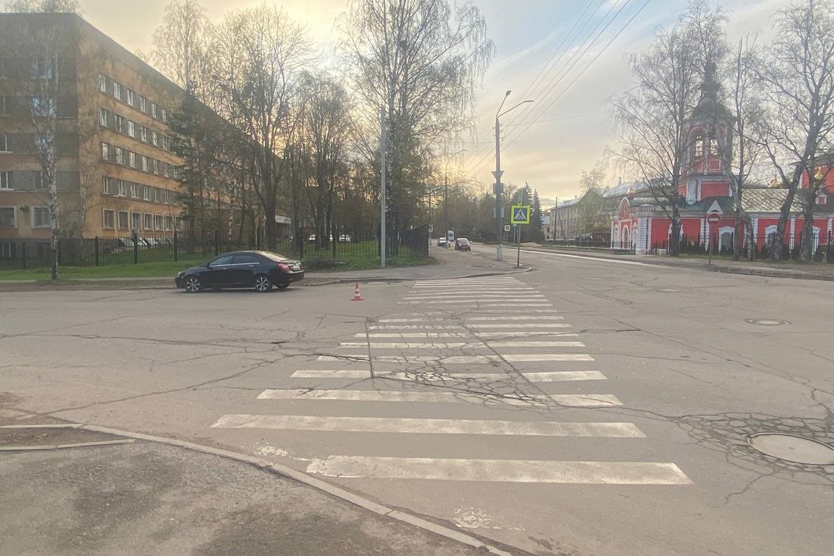 Сбитого в Вологде пешехода на скорой доставили в больницу ДТП произошло 12 мая в 18:05 у дома № 102 на Советском проспекте. По предварительной информации, 48-летний водитель автомобиля «Джили» сбил мужчину 1971 года рождения, который переходил дорогу по нерегулируемому пешеходному переходу.