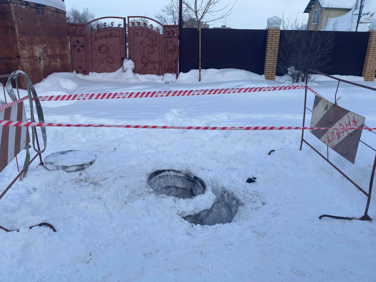 В Хабаровске будут судить водителя погрузчика, по вине которого погиб 7-летний ребенок Напомним, в феврале этого года мальчик 2017 года рождения погиб, упав в незакрытый канализационный колодец на улице Суворова. В причинении смерти по неосторожности обвинили 38-летнего водителя погрузчика, который, расчищая дорогу от снега, сместил ковшом крышку колодца. «Позднее проходивший мимо колодца 7-летний мальчик наступил на участок снежного покрова, скрывающего негерметичную плиту, провалился в наполненную водой шахту и утонул», – сообщили в СУ СК по Хабаровскому краю. Уголовное дело направлено в Индустриальный районный суд Хабаровска для рассмотрения по существу. Будь в курсе событий.