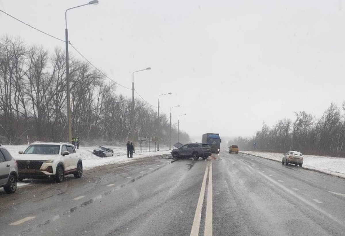 Водитель тягача с цистерной протаранил два автомобиля     Вчера, 5 февраля, водитель тягача Dongfeng GX с цистерной врезался на трассе М-2 «Крым» в две легковушки подряд. Как сообщили в Госавтоинспекции, авария произошла из-за того, что мужчина не соблюдал безопасную дистанцию.  ↗  Прислать новость   Подписаться