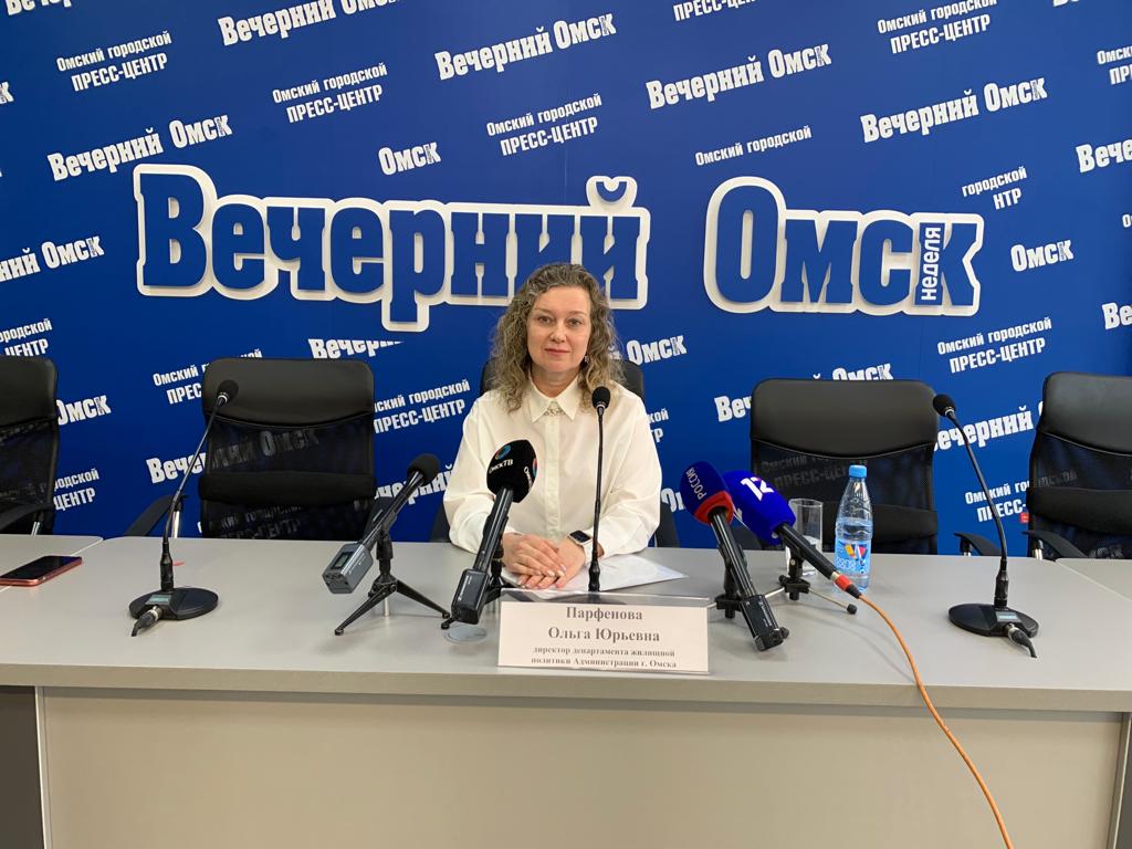 В Омске внезапно уволилась директор департамента жилищной политики Директор департамента жилищной политики 52 летняя Ольга Парфенова покидает пост Об этом сообщает Вечерний Омск Это личное решение Ольги Юрьевны Она настоящий профессионал человек ответственный и думающий Уверен Ольга Юрьевна найдет применение своему опыту на новом поприще Искренне желаю ей успехов прокомментировал ситуацию мэр Сергей Шелест Пока неизвестно кто займет место руководителя департамента жилищной политики вместо Парфеновой