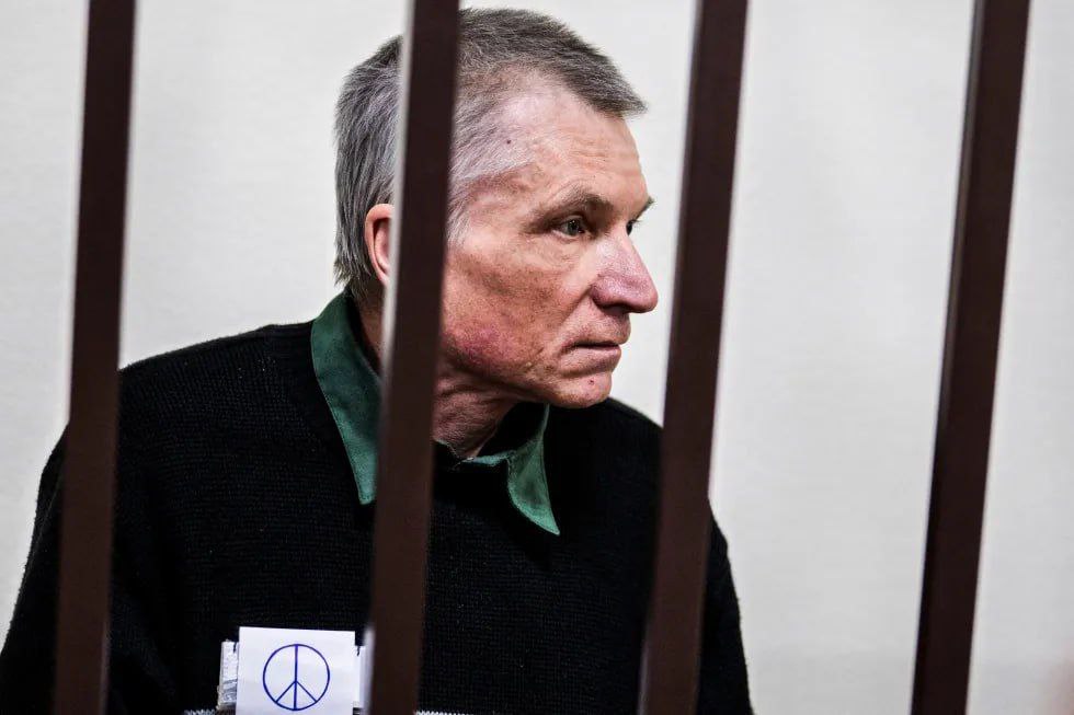 Алексея Горинова поставили на профучёт как склонного к поджогу Администрация ИК 10 Алтайского края поставила политзаключённого Алексея Горинова на профилактический учёт как склонного к поджогу Сам Горинов считает постановку на профучёт необоснованной Алексей подчеркивает что не курит и у него нет доступа к спичкам или другим источникам огня По словам Алексея такие учёты снижают его безопасность и он просит учитывать это если с ним что то случится он ничего не поджигал и не собирается пишет Telegram канал в поддержку Горинова Уточняется что профучёт оформили когда политзаключённый находился в барнаульской больнице Горинов расценивает действия тюремной администрации как плату за лечение Алексей Горинов бывший московский муниципальный депутат 8 июля 2022 года Горинова приговорили к семи годам лишения свободы по статье о военных фейках ч 2 ст 207 3 УК Это был первый приговор по этой статье введённой в УК вскоре после начала полномасштабного вторжения в Украину В конце ноября 2024 года Горинову вынесли новый приговор три года колонии по обвинению в оправдании терроризма ч 1 ст 205 2 УК Впоследствии суд отклонил апелляционную жалобу и утвердил приговор У Алексея Горинова хроническое заболевание лёгких Часть лёгкого у него удалена Политзаключённый неоднократно жаловался на пыточные условия содержания и неоказание должной медицинской помощи За время отбывания наказания состояние здоровья Горинова сильно ухудшилось Фото Дмитрий Серебряков AP Scanpix LETA Подписаться Связаться Поддержать Patreon Boosty