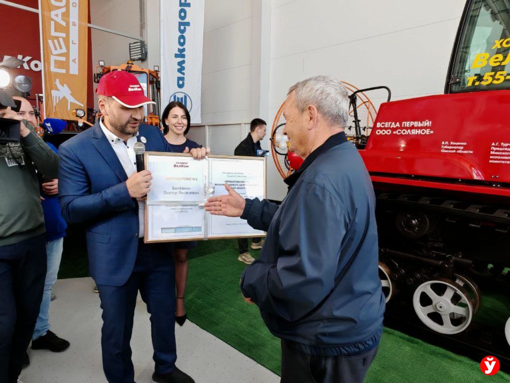 В день открытия мультибрендового центра белорусской техники в Омске продали первый образец — трактор «Беларус»  Приобрел трактор руководитель ООО «Соляное» Виктор Белевкин.  Он поблагодарил Александра Турчина, Минскую область и всех белорусских машиностроителей за качественную работу — и попросил губернаторов оставить автографы на приобретенном тракторе.   Александр Турчин пожелал предприятию всегда двигаться только вперед.   #Турчин #Торговля #Производство    Подпишись — Минская правда MLYN.by