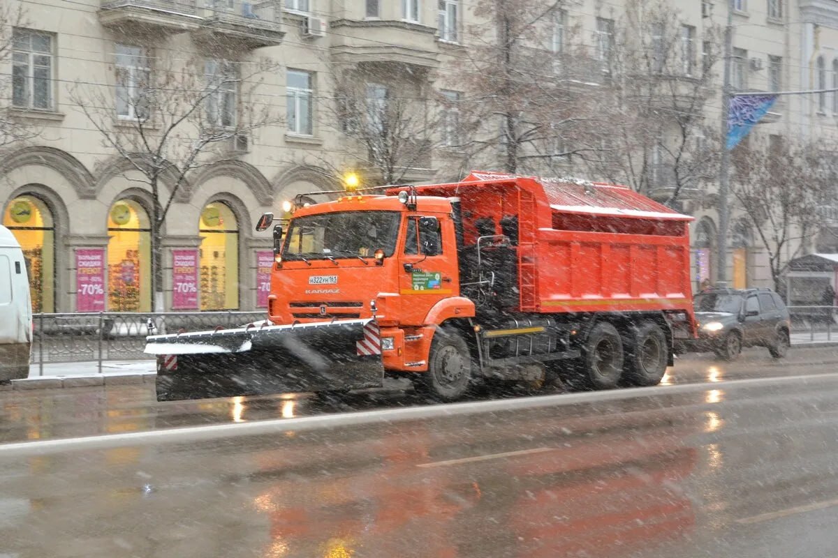 В Ростове объявили режим повышенной готовности из-за непогоды.  Донская столица готовится к "удару" арктического воздуха. В городе объявили режим повышенной готовности для коммунальных и экстренных служб.   Он будет действовать с 12 декабря 18:00 до 17 декабря 12:00, сообщил глава администрации Алексей Логвиненко.  Синоптики прогнозируют дождь с мокрым снегом, гололед, сильный ветер и понижение температуры.   Возможны налипание снега на деревья и провода, а на водоемах начнет образовываться первый лед.  Жителям советуют быть осторожнее, обходить шаткие конструкции, рекламные щиты и ветхие деревья. Также предупреждают о повышенном риске ДТП из-за гололедицы.