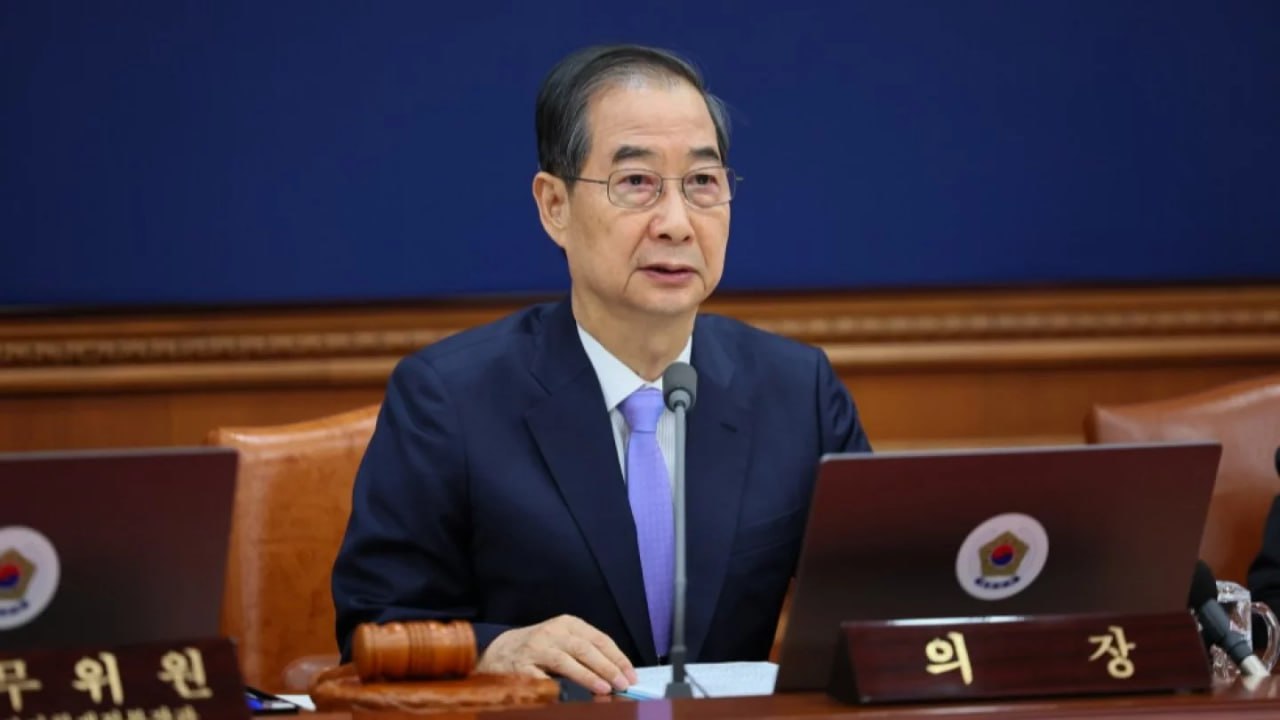 Экс премьера Южной Кореи приговорили к 23 годам тюрьмы за участие в мятеже Следствие доказало что Хан Док Су оказывал содействие бывшему президенту Юн Сок Ёлю которого недавно отправили в тюрьму на пять лет Телеканал YTN сообщает что суд признал бывшего политика виновным в препятствовании исполнению ордера на арест Судья подчеркнул что Хан будучи высокопоставленным чиновником с демократической легитимностью обязан был защищать конституцию но вместо этого помог её разрушить Прокуроры просили назначить наказание в 15 лет заключения но суд дал больше Точный срок в открытых источниках пока не назван но известно что Хан остался под стражей после оглашения приговора Помимо участия в мятеже Хана признали виновным по ряду других эпизодов Речь идёт о подделке официальных документов указ об объявлении военного положения оформили задним числом Также Хану вменили уничтожение официальных бумаг лжесвидетельство во время процедуры импичмента и нарушение закона о президентских архивах Суд отверг оправдания подсудимого о якобы потере памяти Отдельно рассмотрели эпизод с обсуждением отключения воды и электричества для СМИ По версии обвинения Хан Док Су знал о планах ограничить работу медиа и не только не воспрепятствовал этому но и фактически подтолкнул к такому решению Суд счёл такие действия формой незаконной цензуры Ожидается что приговор Хану повлияет на дальнейшие процессы Скоро суды начнут рассматривать дела других фигурантов включая бывшего президента Это решение суда стало первым официально признавшим мятежом военное положение в стране в 2024 году Суд указал что мятеж сверху опаснее стихийных протестов потому что подрывает доверие к государству t me orda kz