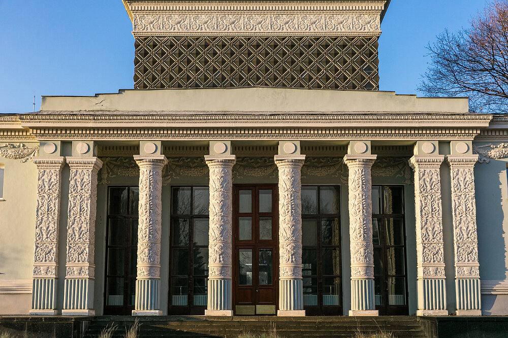 На ВДНХ началась реставрация павильона 62 Охрана природы Зданию вернут исторический облик восстановят утраченные элементы декора барельефы декоративные вазы деревянные двери и окна отреставрируют декоративную мозаику Павильону также вернут прежний цвет фасадов декоративные лепные элементы станут белыми а само здание светло кремовым
