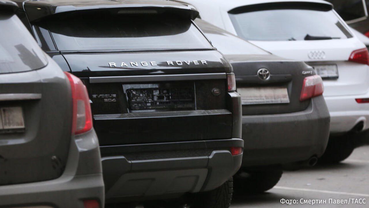 Цены на автомобили в Германии растут быстрее чем заработная плата граждан страны даже традиционные немецкие марки становятся недоступными для населения Bloomberg У клиентов просто стало меньше денег Для многих новый автомобиль уже не по карману управляющий директор компании по продаже автомобилей Auto Feix Керстин Фейкс Tеперь новый автомобиль обходится среднестатистическому немцу примерно в 43 недели работы по сравнению с 32 неделями в 1995 году Снижение покупательной способности происходит на фоне роста цен на все от жилья до продуктов питания и электроэнергии В среднем за последнее десятилетие цены в Германии выросли на 88 Продажи новых автомобилей в крупнейшей экономике Европы остаются ниже допандемического уровня в то время как электромобили играющие ключевую роль в климатической стратегии ЕС оказываются слишком дорогими для большинства покупателей Вырос спрос на рынок подержанных автомобилей но и они стали дороже Подобные тенденции на авторынке наблюдаются на фоне активного продвижения китайских производителей в Европе В апреле этого года Пекину удалось занять 8 9 европейского рынка электромобилей и опередить американскую Tesla в продажах При этом акции Stellantis которая владеет марками Jeep Opel и Peugeot за год упали на 30 а компания Renault признала убыток в 9 5 млрд NewsEconomics