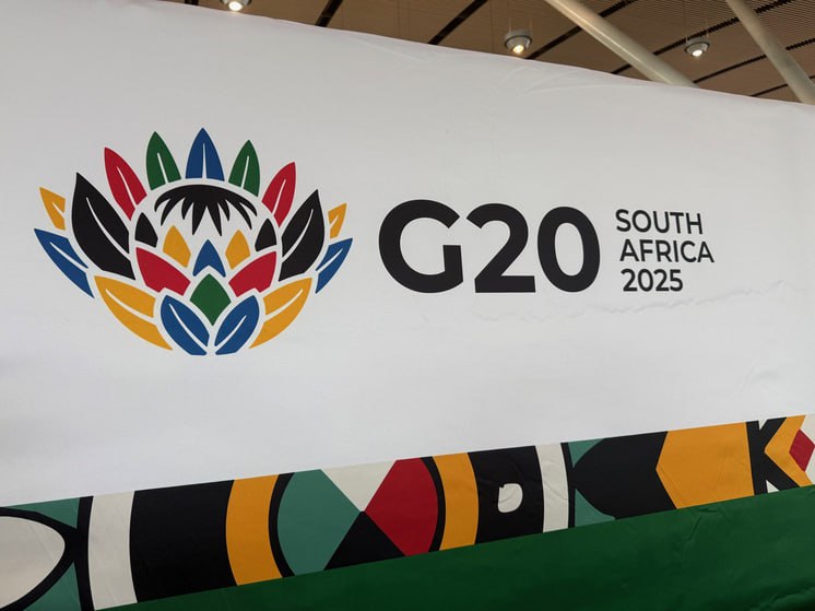Российская Федерация получила официальное приглашение на саммит G20 который состоится в Йоханнесбурге в ноябре 2025 года Об этом сообщил Марат Бердыев посол по особым поручениям МИД РФ во время выступления на ПМЭФ 2025 Согласно заявлению дипломата приглашение было передано в рамках обычной процедуры посредством циркулярного обращения от имени президента Южно Африканской Республики В прошлом году делегацию России в Бразилии возглавлял глава МИД Сергей Лавров В 2025 м эта задача достанется заместителю руководителя администрации главы государства Максиму Орешкину Еще в состав делегации войдут начальник экспертного управления президента Денис Агафонов его заместитель и шерпа России в Группе Двадцати Светлана Лукаш замглавы МИД РФ Александр Панкин и замглавы Минфина РФ Иван Чебесков Пропустит в этом году саммит Дональд Трамп Вместо себя он отправит в ЮАР свою правую руку Джей Ди Вэнса Еще летом американский лидер говорил что скорее всего не поедет в Йоханнесбург так как у него много проблем с Южной Африкой Юбилейная двадцатая по счету встреча лидеров стран G20 запланирована на 21 и 22 ноября в Йоханнесбурге Федеральный новостной информационный портал Russia News освещает саммит G7
