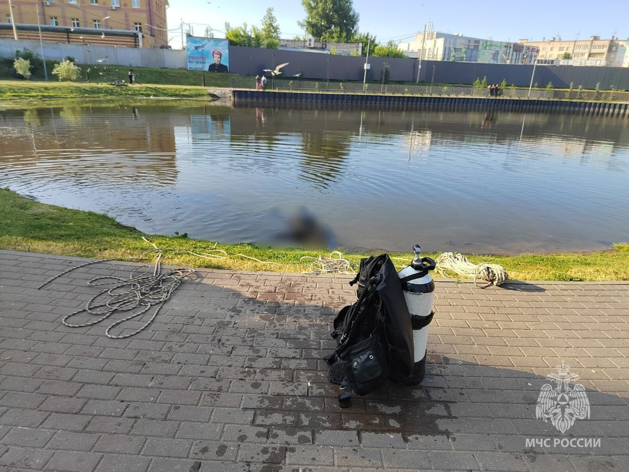 19-летний парень утонул в Мухинском озере на Бору. Очевидцы говорят, что он был пьян.  Тело погибшего сегодня утром достали водолазы. Сейчас инцидентом занимаются правоохранители.  Подпишись   Предложи новость