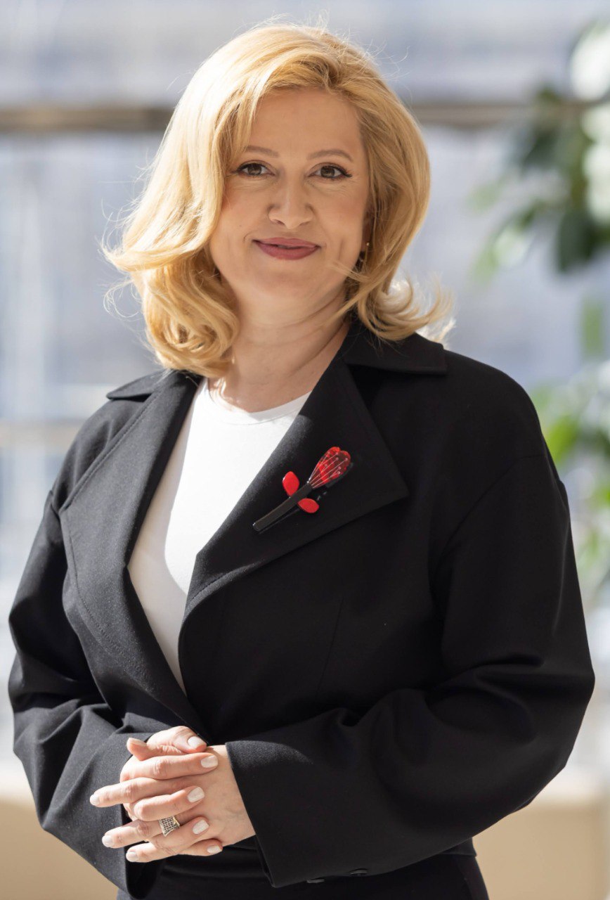 Ирина Устинова назначена директором Тюменской филармонии Ирина Дмитриевна окончила Петрозаводскую государственную консерваторию имени А.К. Глазунова и Международный институт экономики и права. С 2011 года она возглавляла Карельскую государственную филармонию, в 2019 году была избрана в состав Правления Союза концертных организаций России. С 2023 года работала генеральным директором Новосибирской филармонии. "Тюменская область — удивительный край, имеющий яркую и насыщенную культурную жизнь, богатый уникальными творческими проектами и фестивалями. Рада присоединиться к команде профессионалов и работать на благо культуры Тюменской области", - сказала Устинова. В планах у Ирины Устиновой на должности руководителя Тюменской филармонии: укрепить статус филармонии, как крупнейшей культурной институции региона; расширить гастрольную деятельность творческих коллективов как в Тюменской области, так и за ее пределами; усилить работу по вовлечению детей и молодежи в культурную жизнь региона. Александра Иванова.