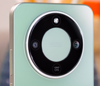 В GSMArena опубликовали обзор HONOR Magic8 Lite надежный долгоиграющий но камера слабая Портал GSMArena опубликовал обзор смартфона HONOR Magic8 Lite который был представлен накануне Новинка не может похвастаться впечатляющими процессором и камерами но радует своей защитой Речь идет о соответствии степени IP68 IP69K Новинка выдержит не боится погружения в воду струй под напоров и падений с высоты до 2 5 метра