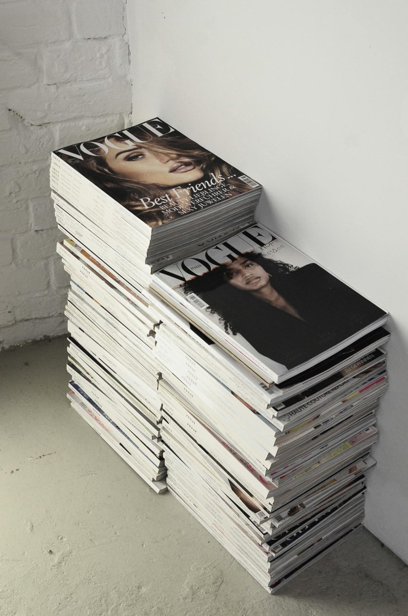 Журнал Vogue может вернуться в Россию Издательский дом Condé Nast начал процесс регистрации товарного знака Vogue в Роспатенте Заявка поступила 18 сентября её подали из Франции Знак планируется зарегистрировать сразу по пяти категориям Международной классификации товаров и услуг В этот перечень входят журналы печатные издания фото рекламные услуги управление бизнесом образовательные и развлекательные проекты и другие Это не первая подобная заявка от издательского дома за последнее время 10 сентября стало известно что Condé Nast уже направил в Роспатент документы на регистрацию журналов Glamour и Tatler Журнальное издательство Condé Nast основано в 1909 году и базируется в Нью Йорке В США компания выпускает 18 журналов GQ Tatler The New Yorker Vogue Architectural Digest Bon Appétit и другие Фото pexels com