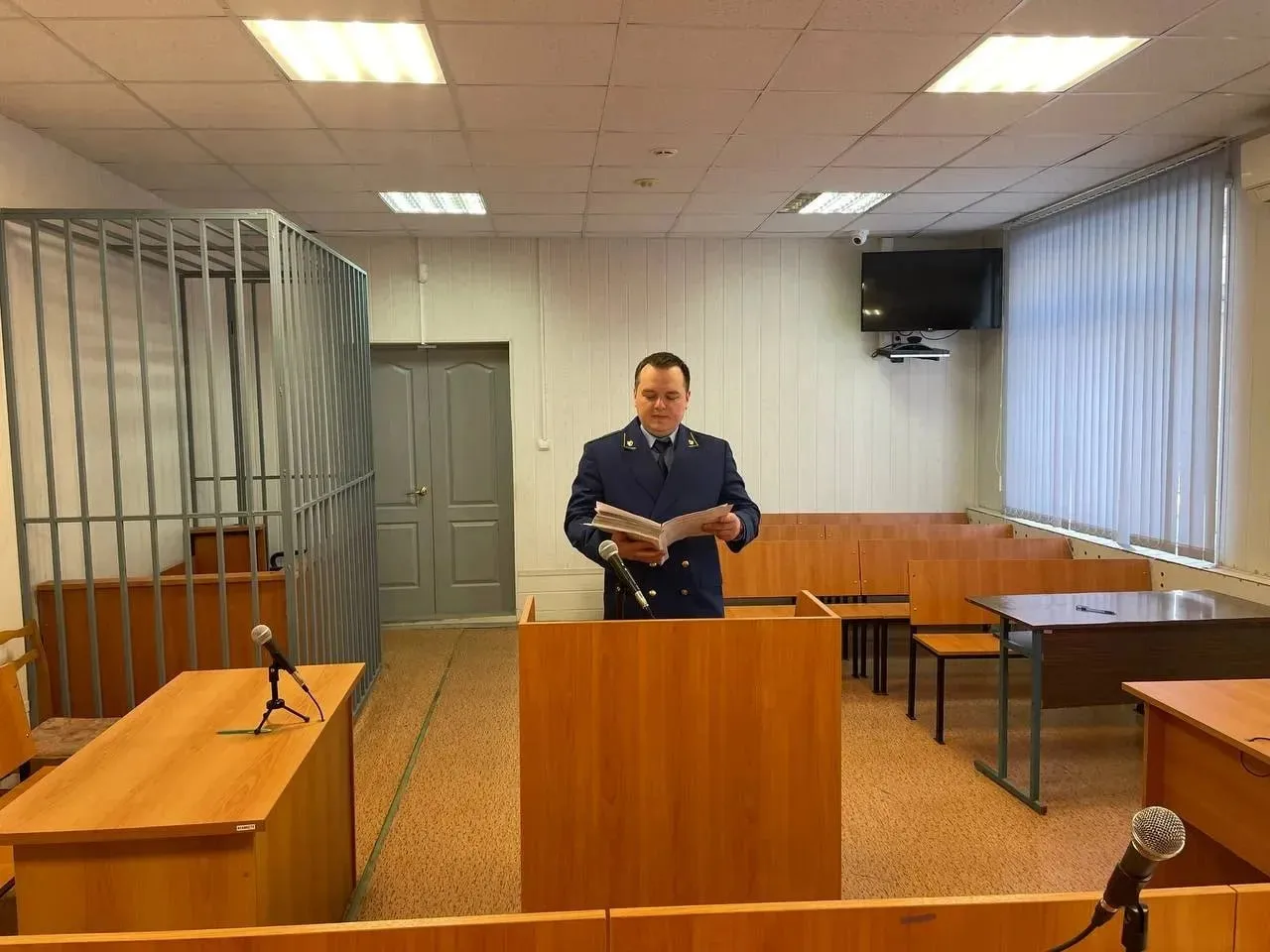 В Лысогорском районе вынесен приговор водителю за гибель троих человек в ДТП Прокуратура Лысогорского района поддержала в суде государственное обвинение по уголовному делу в отношении 50 летнего жителя Саратова        Он признан виновным по ч 5 ст 264 УК РФ нарушение лицом управляющим автомобилем правил дорожного движения повлекшее по неосторожности смерть трех лиц Установлено что в вечернее время 21 февраля 2025 года водитель двигаясь на автомобиле Volkswagen Touareg со стороны Балашова в сторону Саратова по автодороге Р 22 Каспий М 4 Дон Тамбов Волгоград Астрахань в Лысогорском районе совершил выезд на полосу встречного движения где допустил столкновение со встречным автомобилем ВАЗ 21074 В результате ДТП водитель а также двое несовершеннолетних пассажиров скончались на месте происшествия  В судебном заседании подсудимый вину не признал однако добровольно возместил потерпевшей имущественный ущерб и моральный вред  Суд с учетом позиции государственного обвинителя назначил виновному наказание в виде 4 лет 6 месяцев лишения свободы с отбыванием в колонии поселении с лишением права заниматься деятельностью связанной с управлением транспортными средствами сроком на 2 года