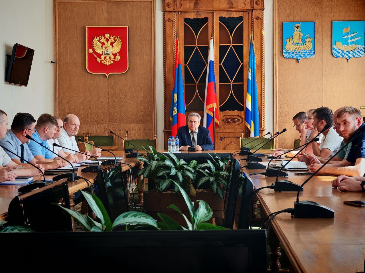 Капремонт тепловых сетей на постоянном контроле. Традиционно в конце недели собрал подрядчиков, которые продолжают перекладку трубопроводов в городе. На данный момент у организаций в работе больше 60 участков.      «Эврика» трудится на 19 объектах, часть из них поставлены под давление. Как отчитался руководитель, проблемы с подтоплением траншей решены, материалы и люди в наличии. У компании «Строймеханизация» в работе 33 участка. Из них переключены больше половины. Еще  столько же объектов готовят к ремонту. "Экспертстрой" в графике, работает по 11 адресам.    Отдельный подрядчик «АсфальтСпецСтрой» продолжает благоустройство мест прошлогодних раскопов, оставшихся после ООО «Билд». Сейчас бригады полностью привели в порядок 46 участков в разных районах города. Еще 10 в работе. Для ускорения благоустройства заключили контракт с еще одной организацией. Рабочие уже приступили к восстановлению раскопов.     Пристальное внимание попросил обратить на территории у детских садов и школ. В городе началась приемка образовательных учреждений к новому учебному году, поэтому подрядчикам необходимо как можно быстрее завершить все работы на таких участках. Также на встрече обсудили порядок получения разрешений на проведение земработ. Для ускорения процедуры согласования поставил задачу направить перечень адресов с предстоящими ремонтами сразу во все ресурсоснабжающие организации.
