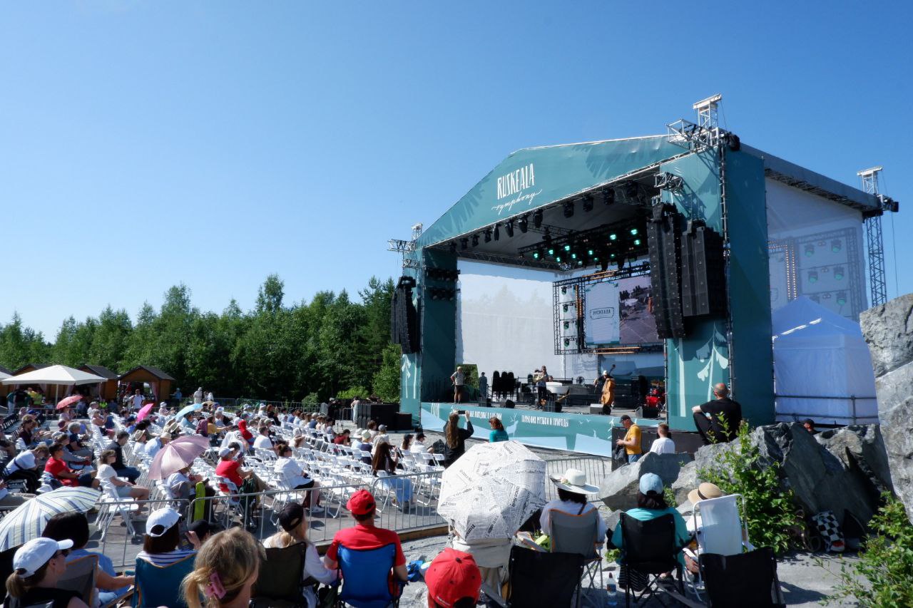 Фестиваль Ruskeala Symphony стартовал в Карелии. Он начался 18 июля и открылся концертом «Песни победы». Второй день фестиваля начался с концерта «Эхо Альпийских гор». Слушатели смогли услышать уникальный музыкальный инструмент- альпийский рог. Его привез в Карелию один из лучших валторнистов мира Аркадий Шилклопер. Гостей фестиваля также ждут выступления хора национальной песни филиала Мариинского театра в РСО-Алания, оркестра джазовой музыки имени Олега Лундстрема и многие другие. Завершится фестиваль концертом симфонического оркестра Карельской филармонии и праздничным фейерверком.