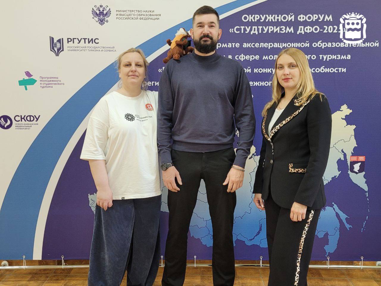 Местонахождение динозавров в Приамурье предлагают сделать объектом научпоп туризма Сейчас на сайте наука.рф в реестре научпоп туризма есть космодром Восточный. Но Амурское агентство гостеприимства планирует включить в список уникальное местонахождение динозавров в Благовещенке. Амурская столица - единственный в мире город, в черте которого до сих пор находят останки. 65 миллионов лет назад по этим улицам передвигались последние азиатские динозавры: амурозавр, керберозавр, олоротитан, кундурозавр. Специалисты считают, что даже иностранным туристам это будет интересно. Так как всего в 350 км от амурского местонахождения находится китайское - Бэйпьяо. Исследователи смогут поучаствовать в раскопках сначала на российской стороне, а затем - на китайской. Амурское агентство гостеприимства уже разрабатывает дорожную карту, которая свяжет два местонахождения, и обещает в скором времени представить результаты общественности.