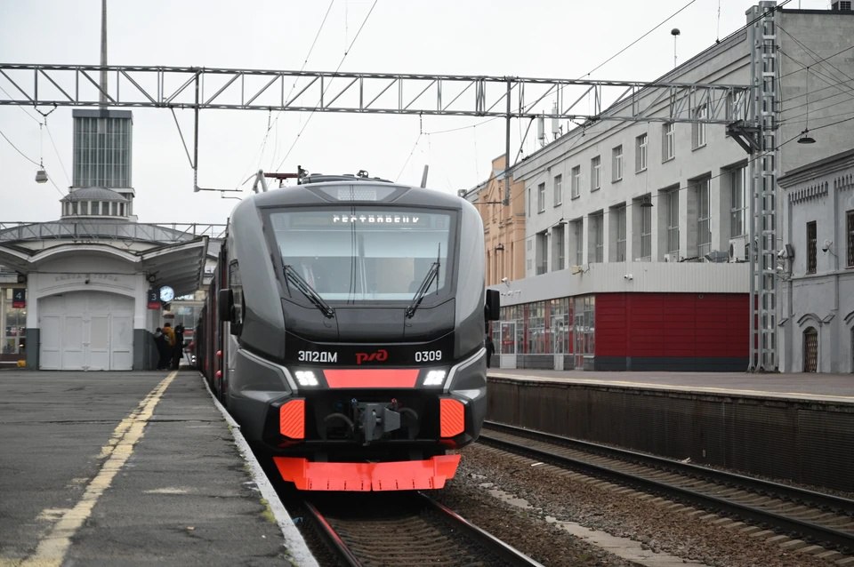 ЧП на железной дороге под Всеволожском трагический инцидент В Ленинградской области на перегоне между станциями Девяткино и Капитолово произошел несчастный случай Электропоезд столкнулся с мужчиной на путях что привело к его смерти и задержке трех пригородных поездов Пресс служба ГУ МЧС России подчеркнула важность соблюдения правил безопасности вблизи железнодорожных путей Невнимательность и использование наушников могут стать причиной трагедий Ленобласть ЖелезнаяДорога Безопасность Piter News 24 Подписаться