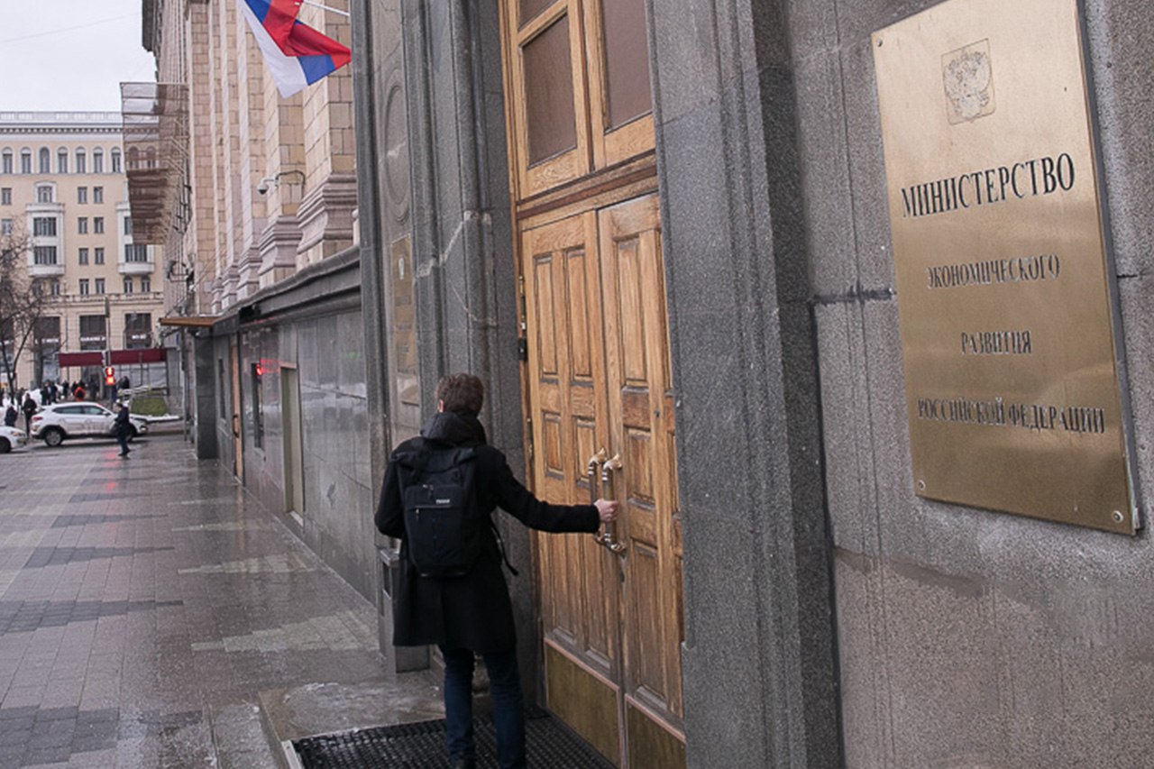 Не стагнация а перезагрузка что будет с экономикой России в 2026 году Экономика России вошла в стадию умеренного роста который будет сохраняться в 2026 году заявляет правительство Экономику России ждет стагнация в предстоящий период парируют эксперты В сентябре Минэкономики РФ понизило прогноз роста ВВП по итогам 2025 года с 2 5 до 1 а Банк России заявил об ожидании его роста только на 0 5 1 Так чего ждать экономике и бизнесу в следующем году ФедералПресс проанализировал текущие тенденции и прогнозы и поговорил с экономистами Подробнее