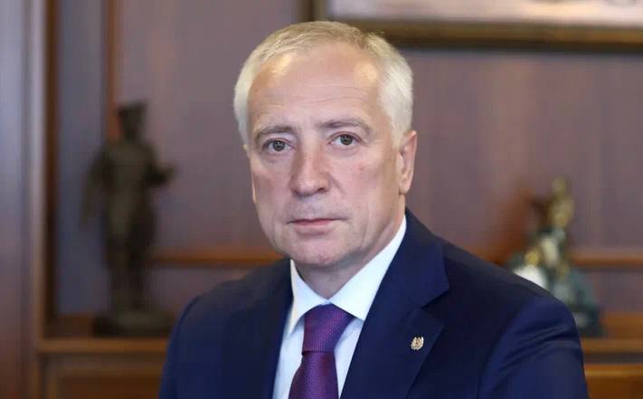 Губернатор Томской области Владимир Мазур назначил себе 15-го заместителя. Согласно размещенной на сайте органа исполнительной власти региона информации, у губернатора теперь есть: - первый заместитель; - заместитель – руководитель аппарата главы региона; - заместитель по строительству и архитектуре; - заместитель по промышленности и инвестиционной политике и имущественным отношениям; - заместитель по территориальному развитию; - заместитель по экономике; - заместитель по научно-технологическому развитию; заместитель по вопросам безопасности; - заместитель – начальник Департамента финансов; - заместитель по образованию, молодежной политике и цифровому развитию; - заместитель по социальной политике; - заместитель по правовым вопросам; - заместитель по агропромышленной политике и природопользованию; - заместитель – руководитель Представительства Томской области при Правительстве РФ; - заместитель по транспорту, дорожной деятельности и связи.