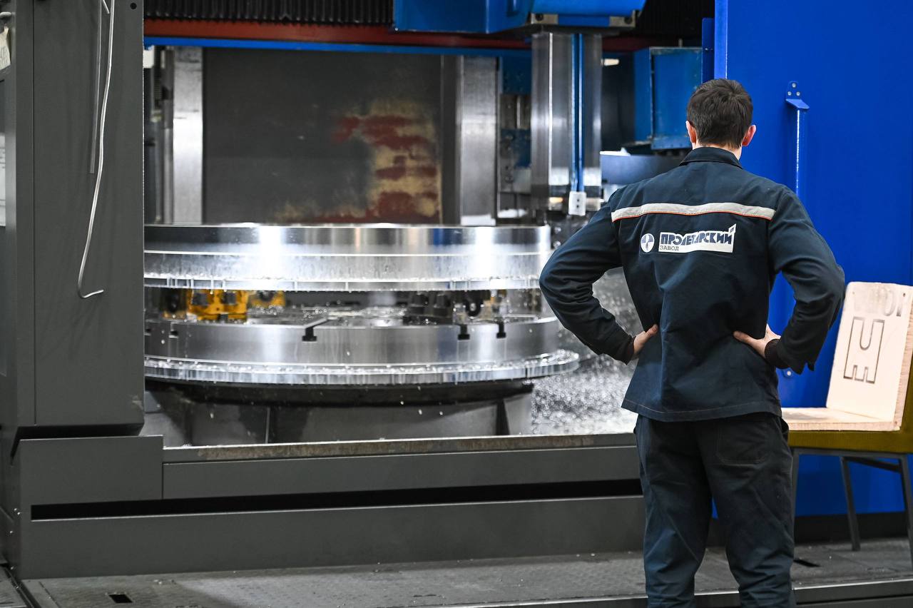 Цех по производству комплектующих для судов запустили на Пролетарском заводе в Петербурге Новый цех по производству комплектующих для судостроения открылся на Пролетарском заводе в Санкт Петербурге Вице губернатор города Кирилл Поляков в ходе своего визита на предприятие отметил что реновация была завершена при поддержке города В ходе визита также обсуждалось участие завода в значимых государственных и городских проектах нацеленных на повышение эффективности производства и демонстрацию промышленного потенциала Петербурга Кроме уже предоставленных мер поддержки были рассмотрены вопросы о субсидиях на подготовку и обучение кадров а также о кооперации с Технопарком Санкт Петербурга Это сотрудничество может привести к созданию в городе промышленного кластера в сфере судостроения Telegram Кирилл Поляков Telegram Max