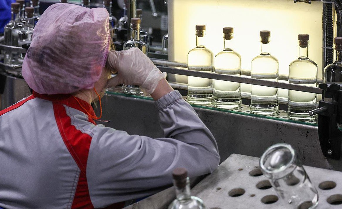 Производители элитного алкоголя столкнулись с озером непроданных запасов на 22 млрд Ведущие мировые производители крепкого алкоголя такие как Diageo Pernod Ricard и Rémy Cointreau оказались в кризисе перепроизводства Как пишет РБК их совокупные запасы выдержанных напитков достигли рекордных 22 млрд за более чем 10 лет Проблема возникла после пандемийного бума когда на фоне закрытых баров люди начали покупать больше элитного алкоголя для дома Аналитик Jefferies Эд Манди заявил что пандемия привела к скачку в торговле алкоголем Компании резко нарастили производство но сейчас спрос упал и они остались с огромными непроданными запасами Меры производителей остановка заводов и снижение цен Чтобы справиться с переизбытком компании вынуждены принимать жёсткие меры Японская Suntory закрыла на год основной завод по производству бурбона Jim Beam в Кентукки Diageo приостановила производство виски на заводах в Техасе и Теннесси Генеральный директор Rémy Франк Марилли заявил что из за избытка спирта сырца цены будут вынужденно снижены Яркий пример цена на коньяк Hennessy в США упала с 45 за бутылку во время пандемии до 35 Масштабы проблемы запасы превышают доходы Ситуация в некоторых компаниях стала критической Запасы созревающего коньяка у Rémy 1 8 млрд теперь почти вдвое превышают его годовой доход и близки к полной рыночной капитализации компании Это означает что огромные средства заморожены в виде готовой продукции на складах что создаёт серьёзное давление на финансы и вынуждает к распродажам и остановке мощностей Навигация по каналам  Акции  Облигации  Китай  Трейдинг  Новости  Клуб