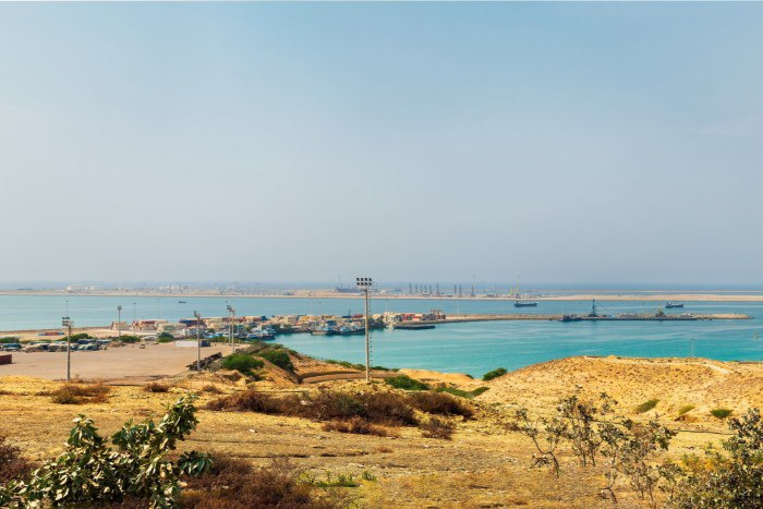 FT В 1786 году Ага Мохаммад хан Каджар перенёс столицу своего недавно объединённого Иранского царства в тогда ещё тихое поселение у подножия северных гор Тегеран Теперь более двух столетий спустя президент Ирана Масуд Пезешкиан снова стремится к переселению Пезешкиан поручил своему правительству провести технико экономическое обоснование переноса столицы из Тегерана заявив что из за экологических проблем в этом огромном мегаполисе с населением 10 млн человек невозможно жить и что переезд это уже не вариант а необходимость Пезешкиан предположил что Иран мог бы построить новую столицу в отдалённой малонаселённой южной прибрежной полосе Макран в Оманском заливе Наш канал в MAX