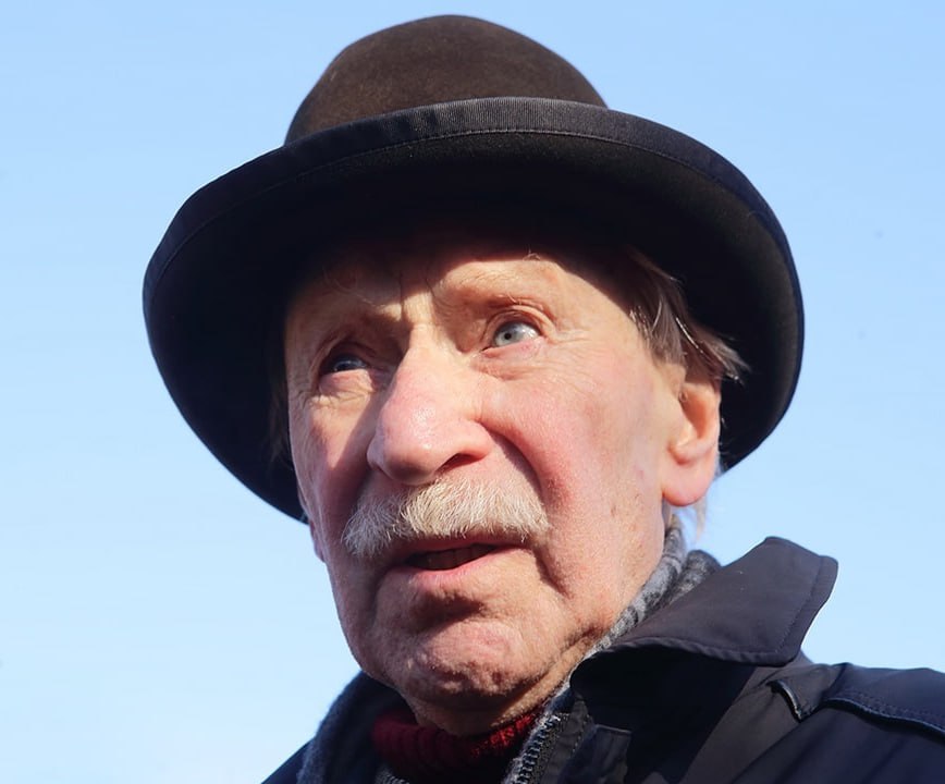 Умер Иван Краско, сообщил депутат заксобрания Петербурга Александр Ржаненков. Народному артисту России было 94 года. «Неделю с небольшим назад его госпитализировали. Все шло к тому, что мы должны были перевезти его в специализированное учреждение. А сегодня в 11:00 он ушел, Иван Иваныч, дорогой», — рассказал нам Ржаненков. По данным Shot, причина смерти — онкологическое заболевание. Кроме того, актер боролся с последствиями инсульта. Краско дебютировал в кинематографе в 1960 году в небольшой роли в фильме «Балтийское небо» и на протяжении долгого времени снимался только в эпизодах. Первую заметную роль получил в 1974-м, сыграв майора Григорьева в телевизионном сериале «Сержант милиции». Появлялся в таких проектах, как «Улицы разбитых фонарей», «Убойная сила» и «Агент национальной безопасности». За свою жизнь снялся в более десятка фильмах. Краско стал первым обладателем звания Народного артиста России. Является отцом известного актера Андрея Краско умер в 2006 году в возрасте 48 лет .
