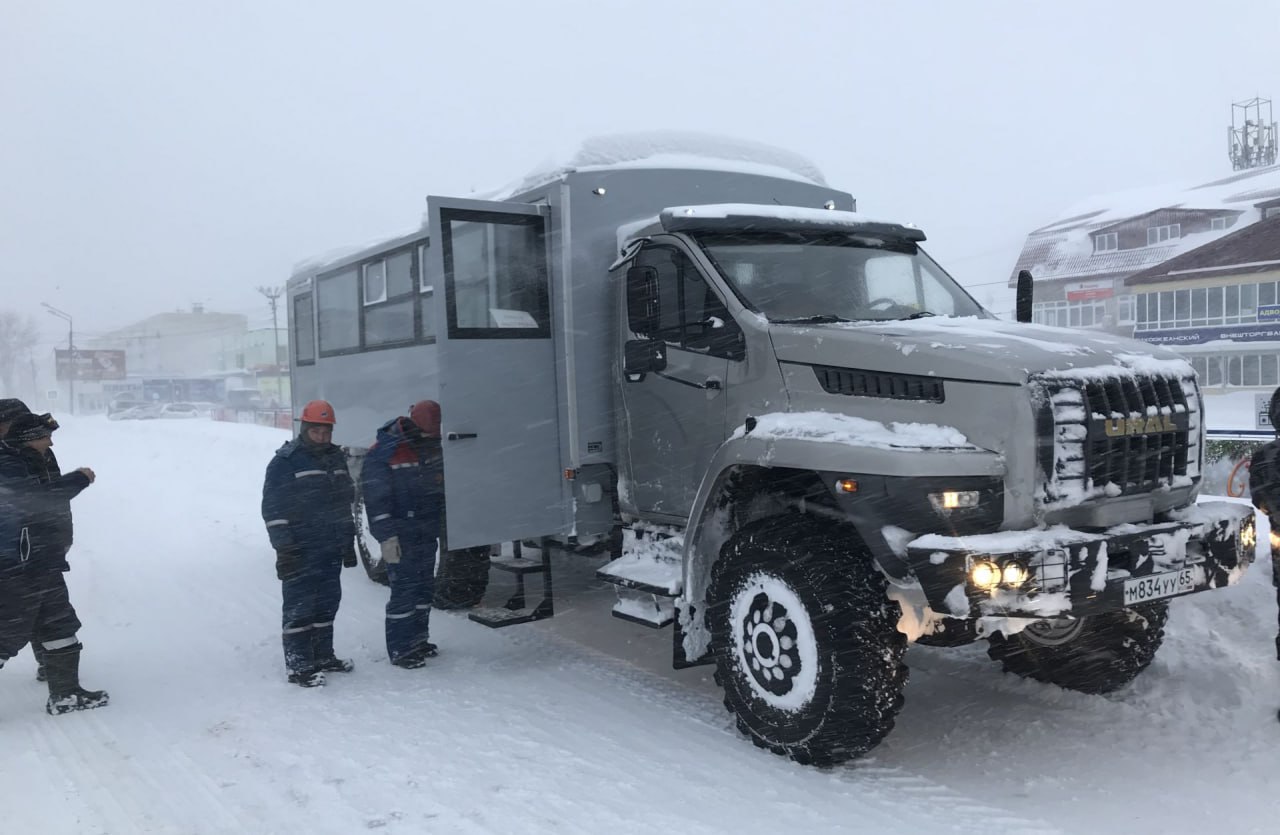 Сахалинэнерго восстанавливает электроснабжение населенных пунктов в Углегорском районе, нарушенное циклоном   Сахалинэнерго» ведет восстановительные работы на линиях электропередачи, поврежденных циклоном на Сахалине в ночь с 26 на 27 декабря. Электрические сети напряжением 35 кВ и выше выдержали натиск непогоды. Зафиксированы сбои в работе ряда ЛЭП среднего и низкого класса напряжения, в основном в Углегорском районе.   По состоянию на 10 часов сегодняшнего дня энергетики Сахалинэнерго ведут восстановительные работы на ЛЭП напряжением 10 кВ в г. Углегорске и пгт Шахтерске. Ремонтные работы осложняются ветром и снегом, плохой видимостью.   В связи с занесенными дорогами и брошенными машинами ремонтным бригадам пока не удается пробиться к поврежденном участку ЛЭП-10 кВ, питающей села Ольшанка, Поречье, Орлово Углегорского района. Тем не менее, энергетики прикладывают все силы, чтобы восстановить электроснабжение в течение сегодняшнего дня.   #Сахалинэнерго_циклон